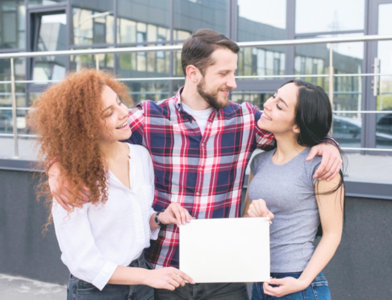 Rodinná diskuse o financích u kuchyňského stolu