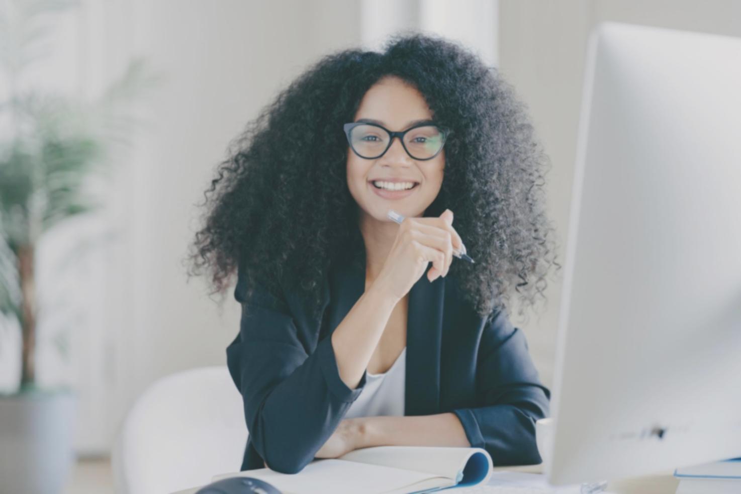 Moderní kancelářské prostory elthynovira v Mostě s pracovními místy a konzultačními zónami